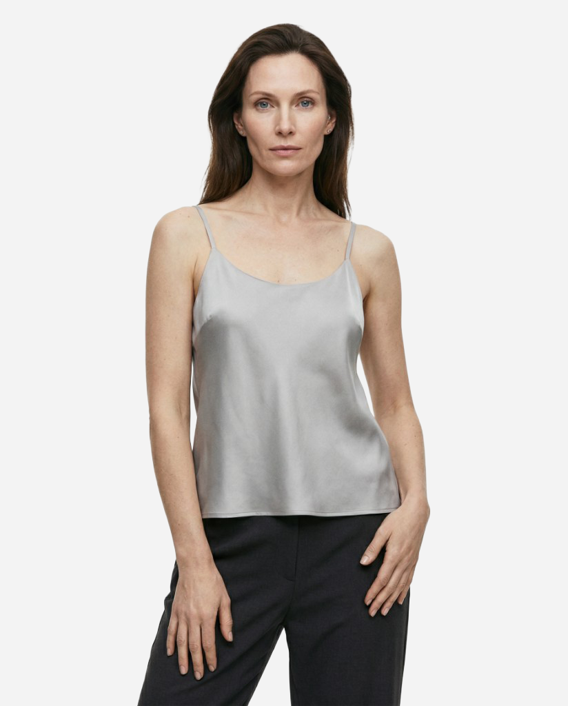 Laura — White female AI fashion model preset