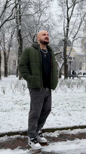 Effortless Urban Winter Style: Men's Puffer Jacket & Denim Outfit and Styling Ideas