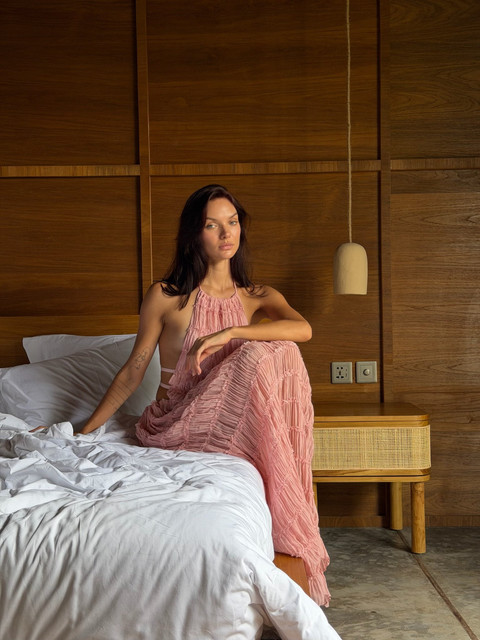 Soft Pink Resort Chic: Flowing Dresses & Swimwear Styling Reference Set for Tranquil Getaways