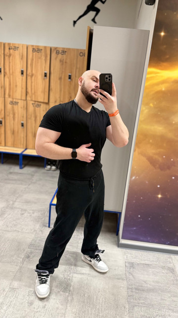 Contemporary Men's Gym Athleisure: Locker Room Styling Reference Set