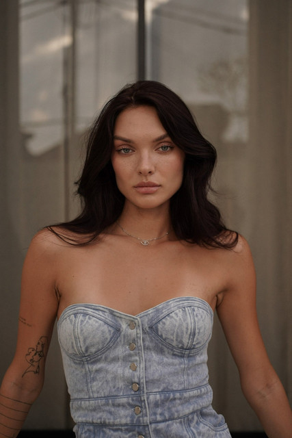 Effortless Resort Denim Lookbook-Style Set: Chic Strapless Mini Dress & Summer Styling Inspiration