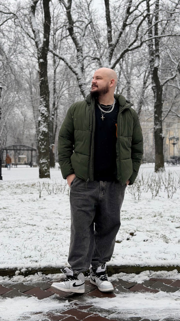 Urban Winter Chill: Men's Puffer & Relaxed Denim Styling Reference Set in a Snowy Park
