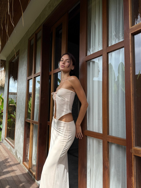 Luxurious Tropical Resort Styling: Cream Co-ord Outfit and Styling Ideas for Effortless Editorial Fashion