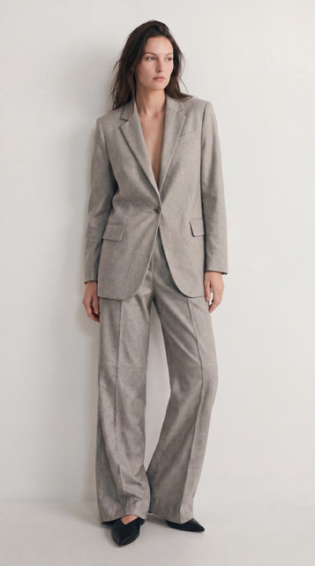 Modern Neutral Suit: Relaxed Tailoring & Confident Styling Editorial Photoshoot References