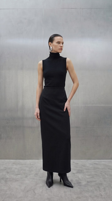 Sleek Black Monochrome Styling: Modern Minimalist Full-Length Looks, a Lookbook-Style Set