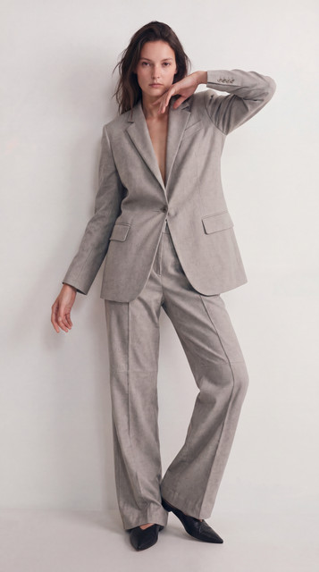 Modern Neutral Suit: Relaxed Tailoring & Confident Styling Editorial Photoshoot References