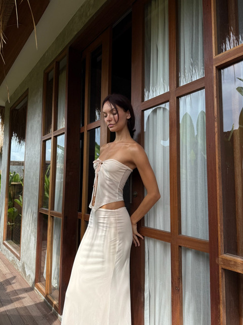 Luxurious Tropical Resort Styling: Cream Co-ord Outfit and Styling Ideas for Effortless Editorial Fashion