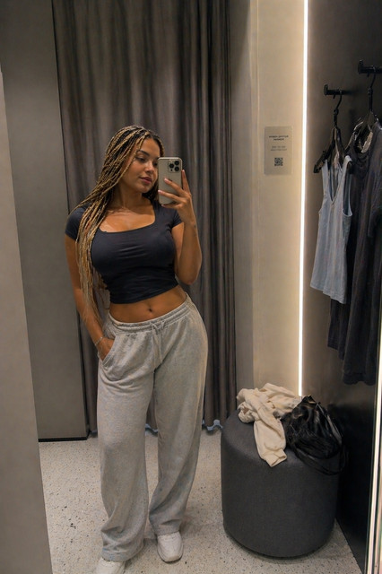Effortless Casual & Neutral Styling: Modern Fitting Room Outfit and Styling Ideas