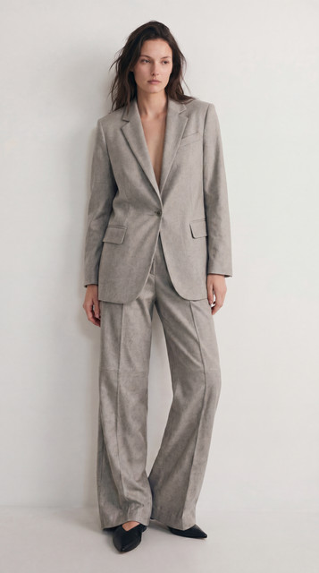 Modern Neutral Suit: Relaxed Tailoring & Confident Styling Editorial Photoshoot References