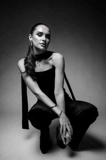 Dramatic Monochrome Eveningwear: Studio Editorial Photoshoot References for Elegant Styling