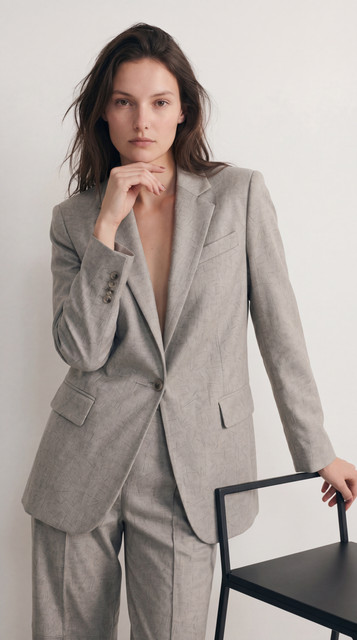 Modern Neutral Suit: Relaxed Tailoring & Confident Styling Editorial Photoshoot References