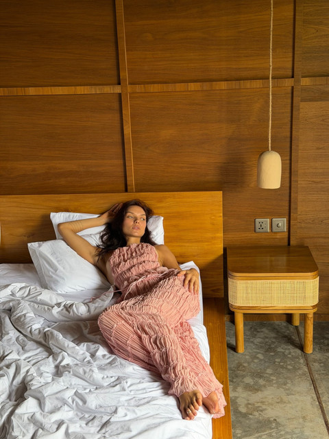 Soft Pink Resort Chic: Flowing Dresses & Swimwear Styling Reference Set for Tranquil Getaways