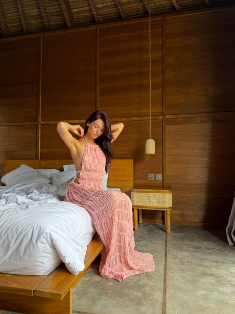Soft Pink Resort Chic: Flowing Dresses & Swimwear Styling Reference Set for Tranquil Getaways