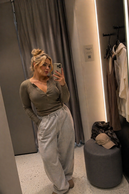 Effortless Casual & Neutral Styling: Modern Fitting Room Outfit and Styling Ideas