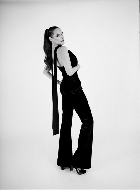 Polished Tweed & Velvet Looks: High-Fashion Studio Styling Reference Photo Set