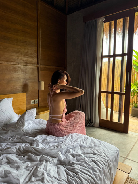 Soft Pink Resort Chic: Flowing Dresses & Swimwear Styling Reference Set for Tranquil Getaways