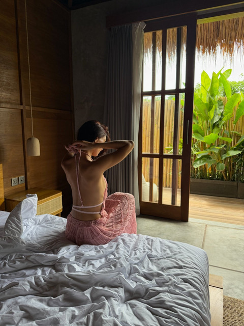 Soft Pink Resort Chic: Flowing Dresses & Swimwear Styling Reference Set for Tranquil Getaways