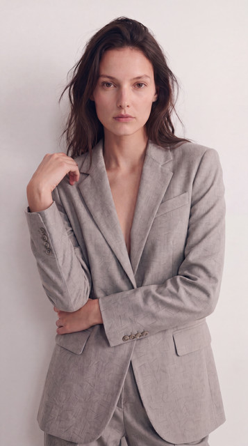 Modern Neutral Suit: Relaxed Tailoring & Confident Styling Editorial Photoshoot References