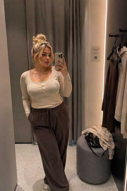 Effortless Casual & Neutral Styling: Modern Fitting Room Outfit and Styling Ideas