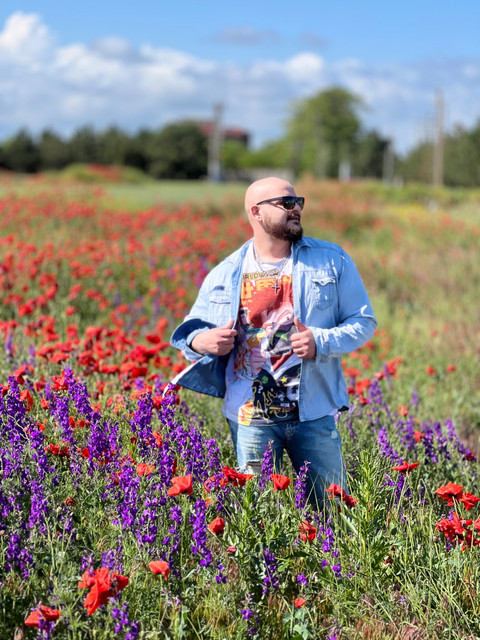 Countryside Charm: Denim & Graphic Tee Outfit Ideas in a Poppy Field Photoshoot