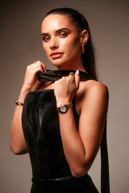 Dramatic Velvet & Gold Evening Looks: A High-Fashion Editorial Photoshoot Pack