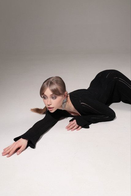 Modern Black Knitwear Editorial Photoshoot Pack: Studio Styling Ideas