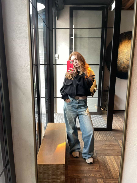 Modern Urban Casual Lookbook-Style Set: Wide-Leg Jeans & Cropped Jacket Styling