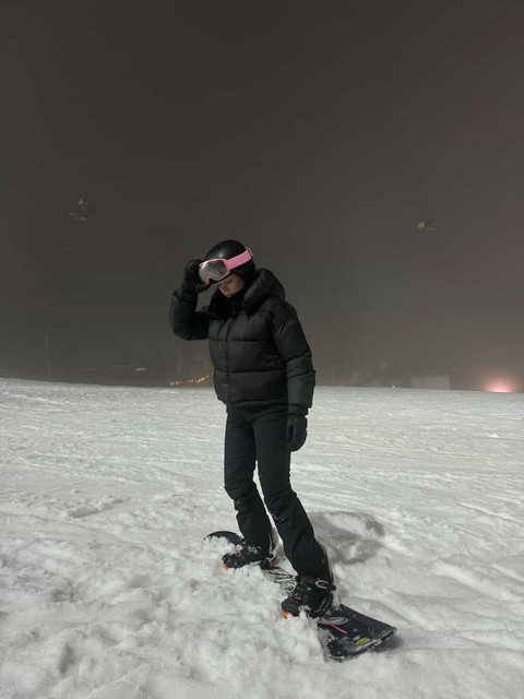 Night Snowboarding Outfit and Styling Ideas: Sleek All-Black Alpine Performance