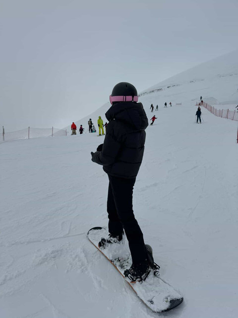 Chic Winter Activewear: Mountain Snowboarding Outfit and Styling Ideas
