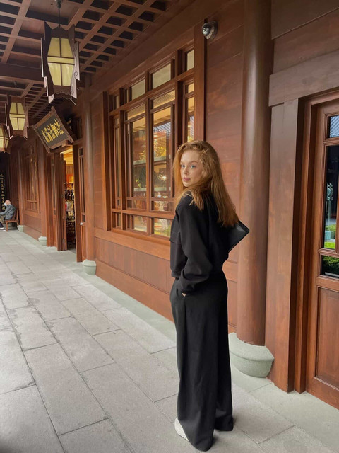 Effortless Monochromatic Black Style: Traditional Setting Visual Reference Pack