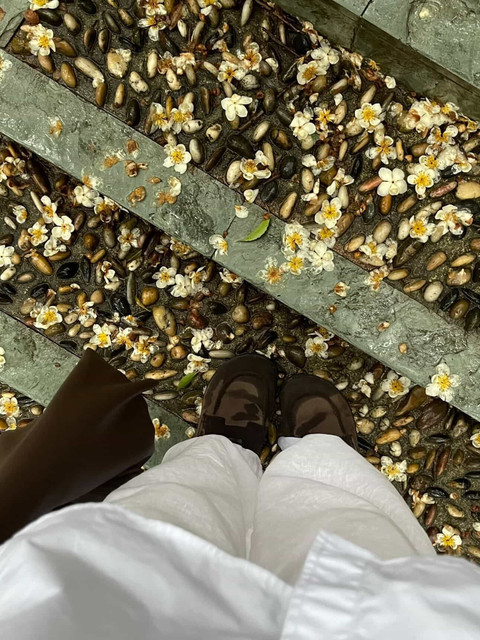 Effortless Resort Chic: White Trousers & Brown Loafers Lookbook-Style Set for Relaxed Outdoor Styling