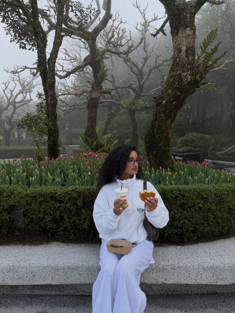 Misty Garden Cozy White Athleisure Photo Set: Serene Outdoor Resort Styling Reference