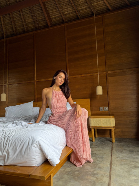 Soft Pink Resort Chic: Flowing Dresses & Swimwear Styling Reference Set for Tranquil Getaways