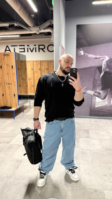 Urban Casual Locker Room Styling Reference Set: Distressed Top & Baggy Denim Streetwear