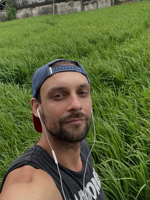 Effortless Outdoor Casual: Men's Blue Cap & Distressed Tank Top Outfit and Styling Ideas in Lush Greenery