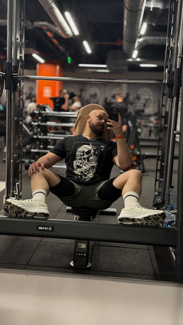 Relaxed Gym Vibe: Post-Workout Athletic Styling Reference Photo Set