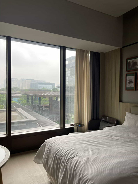 Serene Urban Suite: Modern Hotel Room Editorial Photoshoot References