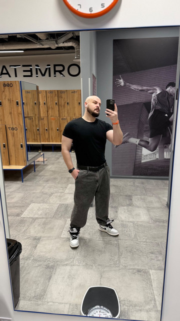 Urban Casual Locker Room Photo Set: Relaxed Fit & Street Style