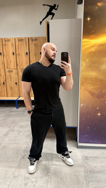 Contemporary Men's Gym Athleisure: Locker Room Styling Reference Set