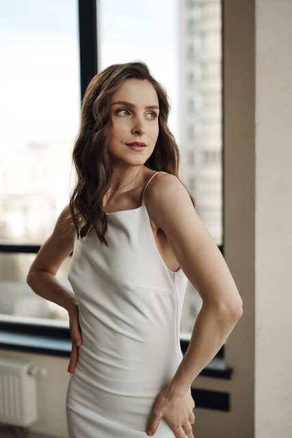 Sleek White Midi Dress Lookbook-Style Set: Minimalist City Styling in Soft Daylight