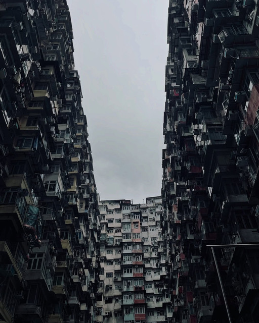 Dramatic Urban Canyon Editorial Photoshoot References for Metropolitan Edge Campaigns