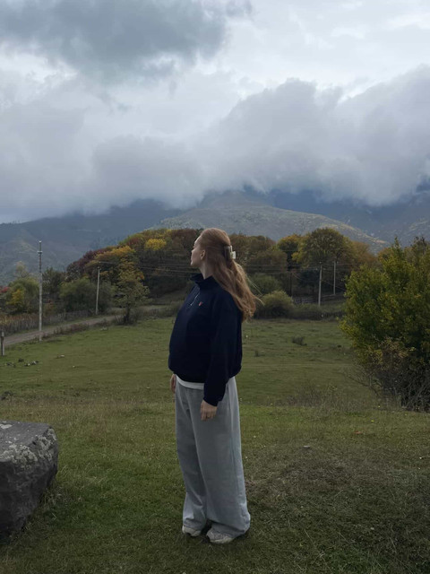 Serene Mountain Escape: Relaxed Autumn Fashion Photoshoot Pack