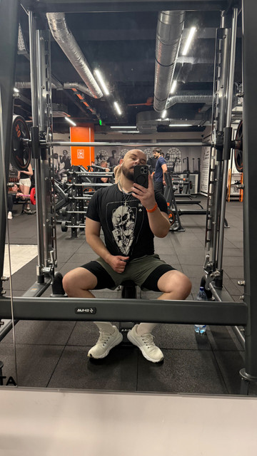 Dynamic Gym Style: Contemporary Activewear Outfit and Styling Ideas