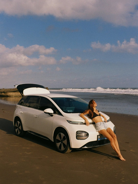 Relaxed Coastal Swimwear & Denim Styling Reference Set for Beach Editorials