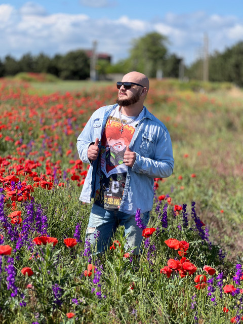 Confident Summer Street Style in a Wildflower Meadow: Relaxed Denim & Graphic Tee editorial photoshoot references