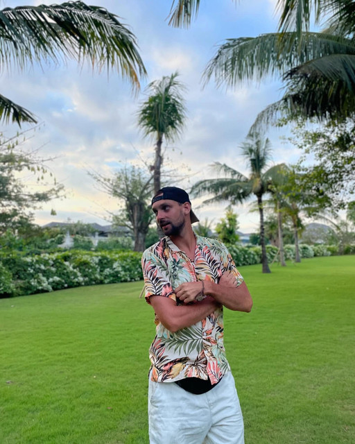 Vibrant Tropical Menswear Photoshoot Pack: Effortless Resort Style & Vacation Styling Ideas