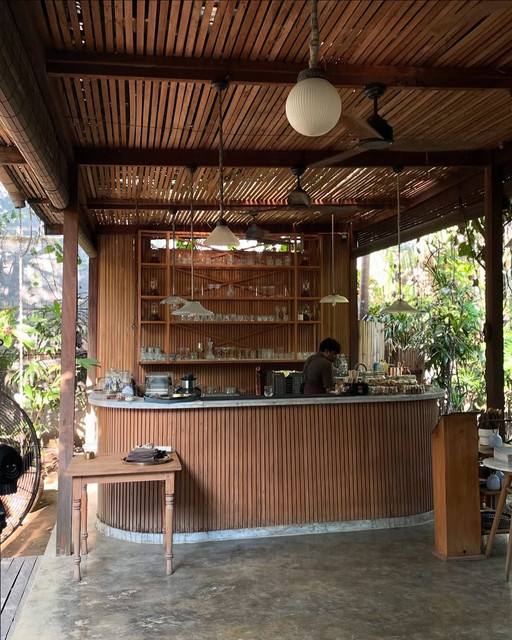 Tropical Resort Bar Ambiance: Soft Daylight & Natural Wood Visual Reference Pack for Hospitality Design