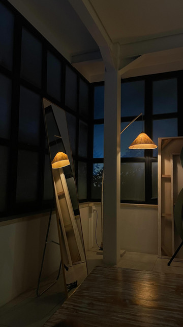 Editorial Photoshoot References: Warm Glow & Reflective Surfaces