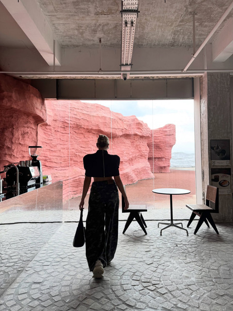 Modern Coastal Resort Editorial Photoshoot Pack: Chic Cafe Styling & Natural Backdrops