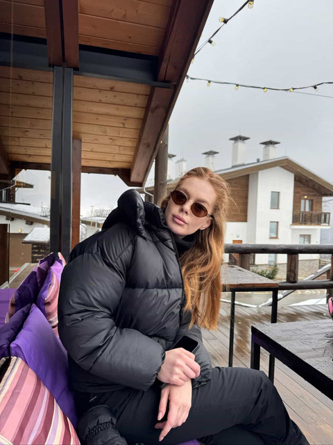 Chic Black Puffer Styling for Winter Resorts: Cozy Mountain Lodge Outfit and Styling Ideas